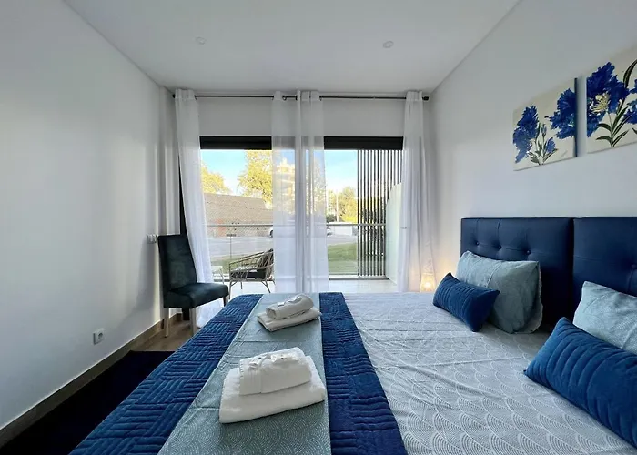 Da Rocha Twins 2 With Pool By Homing